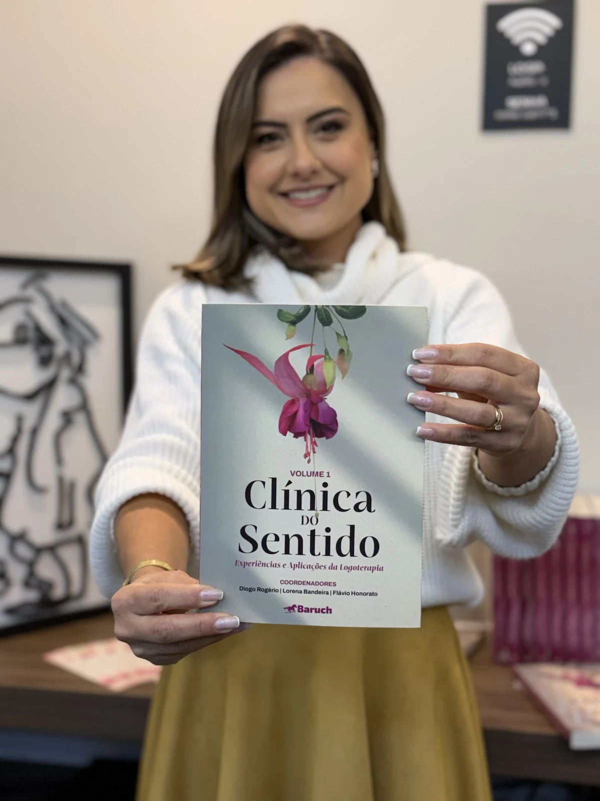 Priscilla Vogt apresentando o livro Clínica do Sentido: Experiências e Aplicações da Logoterapia